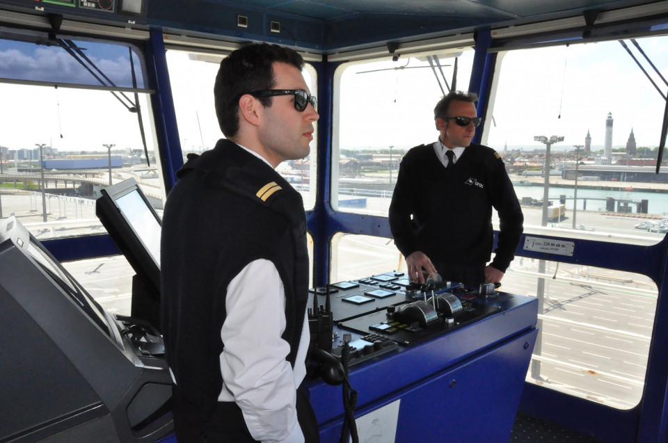 Lieutenant et Commandant à la passerelle d'un ferry DFDS